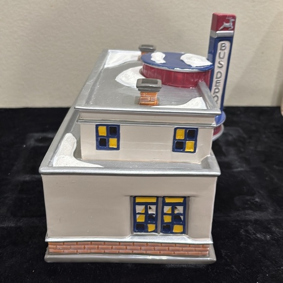 Department 56 "Reindeer Bus Depot" - Picture 6 of 9